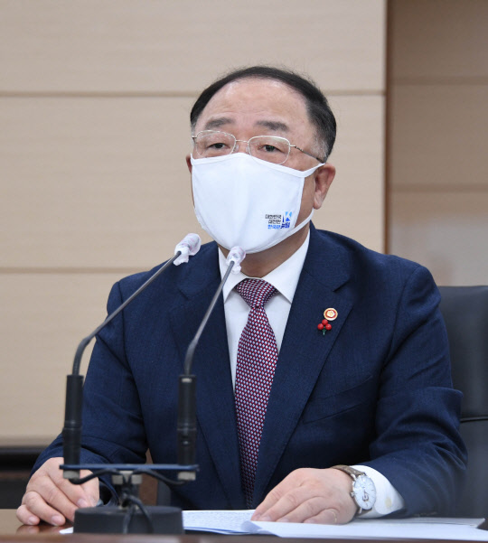 홍남기 경제부총리 겸 기획재정부 장관이 4일 정부세종청사에서 열린 '2021년 기획재정부 시무식'에서 신년사를 하고 있다. <기획재정부 제공>